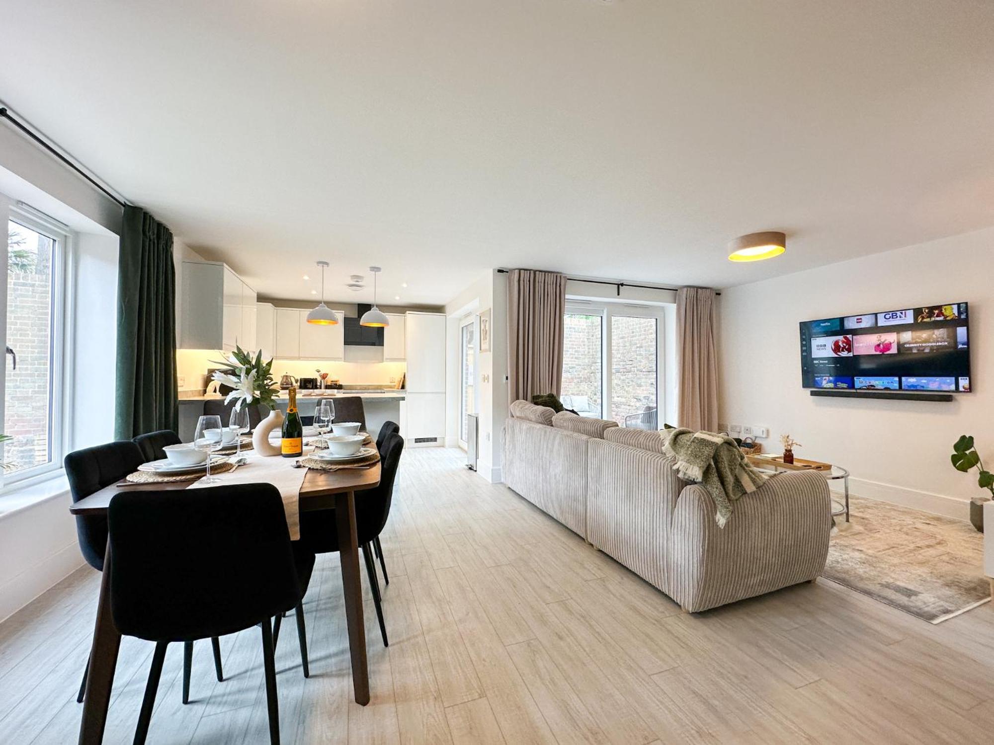 New Edwin Bing Mews -luxury Centre - Free Parking Holiday home